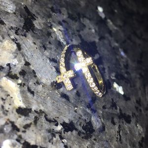 A gold and diamond pointer finger ring 💍💋